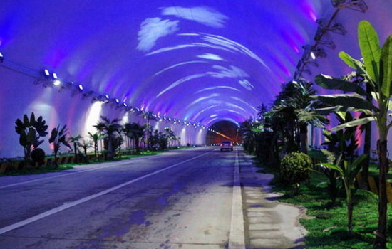 秦岭终南山公路隧道高速公路包头至茂名线控制性工程,也是陕西