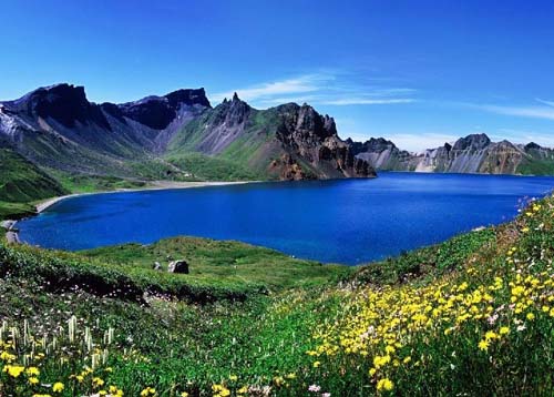 新疆天山天池,即使是神话赋予它神奇的色彩,也着实遮掩不住它毕露的