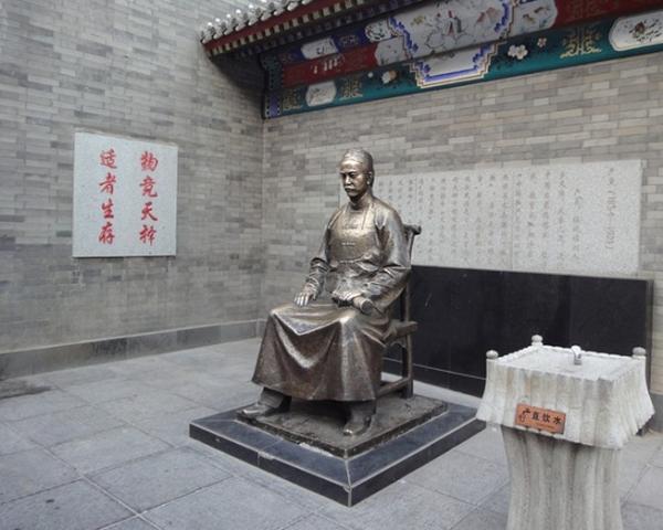 天演广场的严复像
