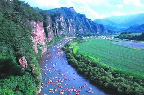 旅游指南 本溪旅游指南 正文 大雅河漂流位于我国辽宁省的桓仁县城内