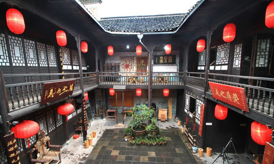 凤凰古城周边旅游景点_凤凰古城旅游收入