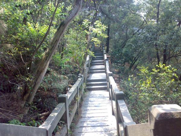 鼓山风景区介绍 鼓山风景区介绍  福建福州最著名的风景区当属鼓山