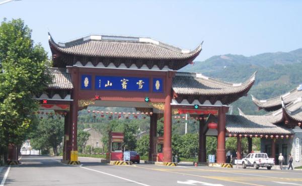 正文  被称之为"四明第一山"的雪窦山坐落在浙江省宁波市溪口镇,具体