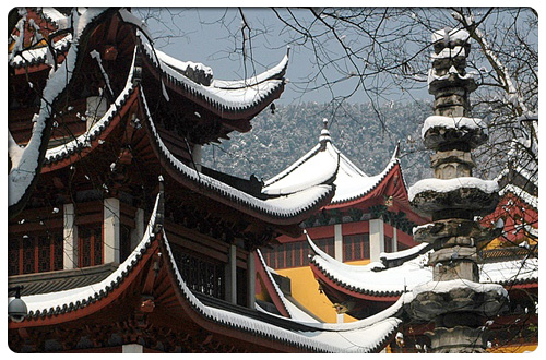 以为是仙灵隐居的地方,所以在这里建起寺庙,并取名为灵隐寺