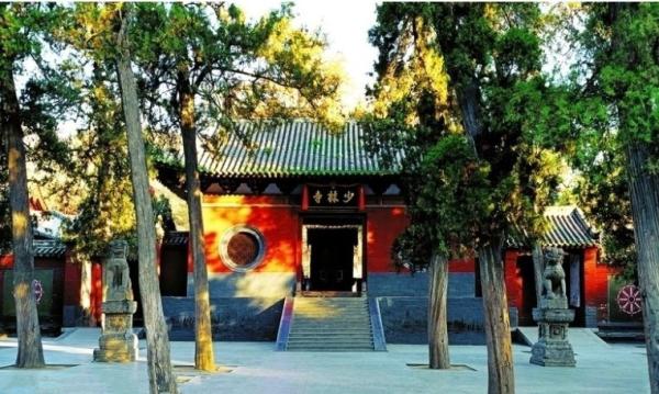 中岳嵩山都占有很重的位置,因为这里坐落着举世闻名的少林寺,也因为