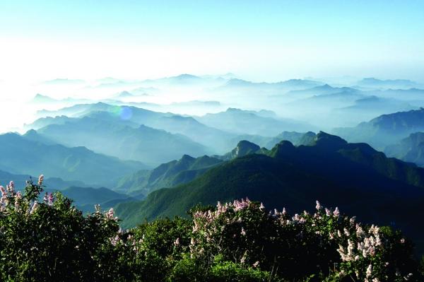 房山为百花山峰,海拔高达0多米, 这里建有护国显光禅.
