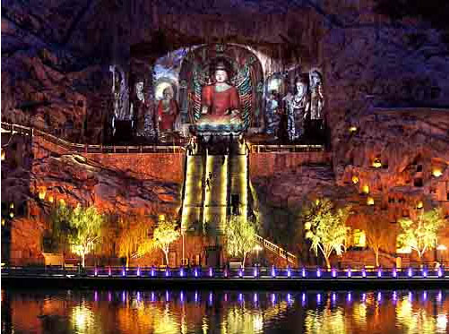 龙门石窟的夜景,主要的特色,就是那较为完美的整体布局与夜景灯光