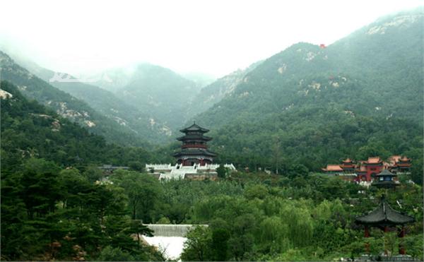 莲花山 莲花山因其山峰状如莲花而得名,山顶建有"迎仙宫"供游客观赏