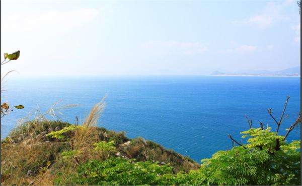 分界洲岛东面悬崖峭壁,浪花如雪;西面则有一波平浪缓的小海湾,湾内的