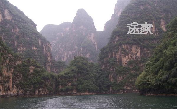 海坨山景区内由龙庆峡,后河,五里坡,古城河等景点组成.图片