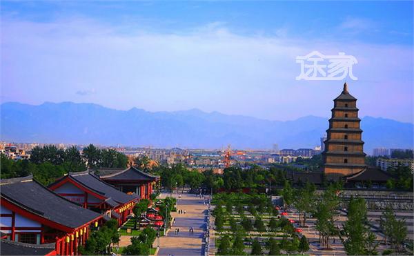 北广场:北广场的主题建筑为水景喷泉,广场一大雁塔为中心分为三部分