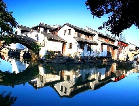 周庄旅游指南 正文 "中国第一水乡"周庄位于苏州昆山市和上海的交界处