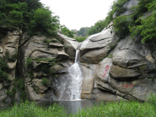 旅遊指南 北京旅遊指南 正文 京都第一瀑中最大的是龍潭地青龍潭,這裡