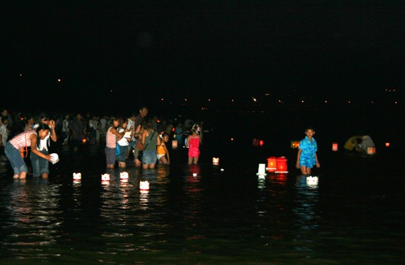 西双版纳泼水节图片:放河船