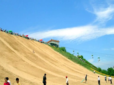 南戴河国际娱乐中心的滑沙项目