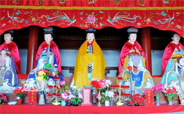 平谷丫髻山庙会娘娘塑像